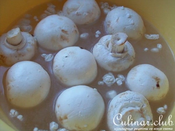 Фаршированные шампиньоны с соусом.