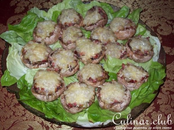 Фаршированные шампиньоны с соусом.
