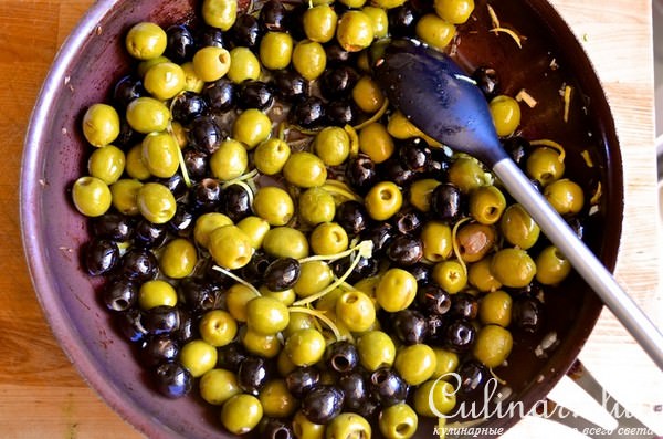 Теплые оливки и маслины с лимоном и зеленью