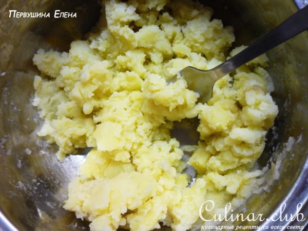 Рулет из картофельного теста с морковно-грибной начинкой