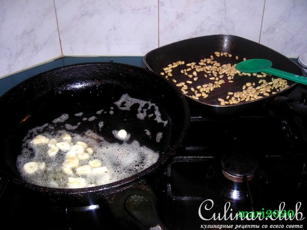 ШАМПИНЬОНЫ,ЗАПЕЧЕННЫЕ СО ШПИНАТОМ И КЕДРОВЫМИ ОРЕШКАМИ.