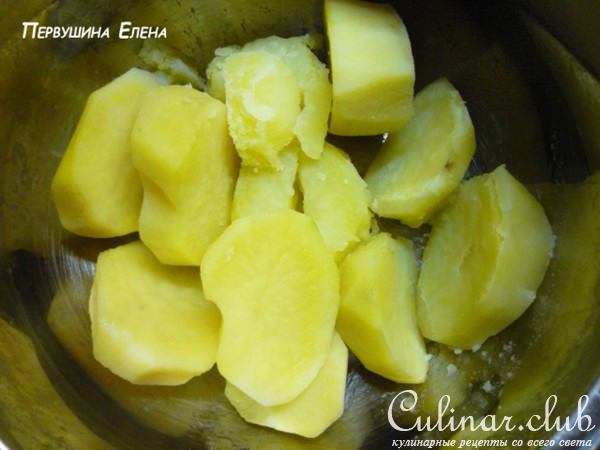 Рулет из картофельного теста с морковно-грибной начинкой