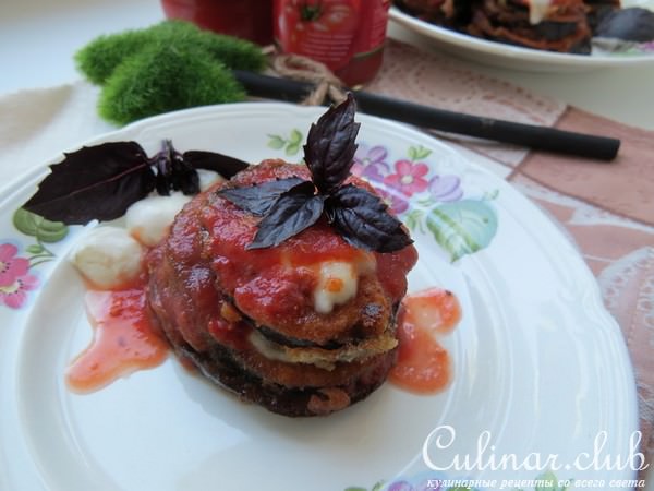 Башенки из баклажана с сыром и томатным соусом
