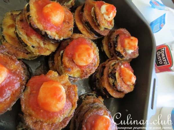 Башенки из баклажана с сыром и томатным соусом