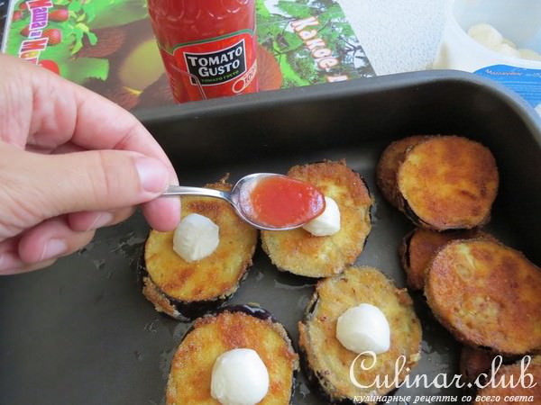 Башенки из баклажана с сыром и томатным соусом