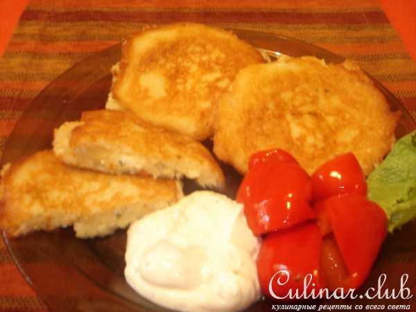 деруны с сырной начинкой и йогуртовым соусом/версия/