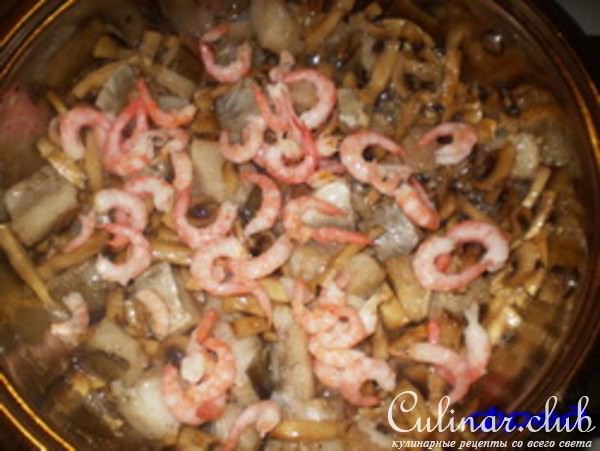 Морской окунь с грибами и креветками