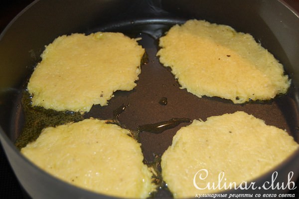 Драники с соусом из лосося