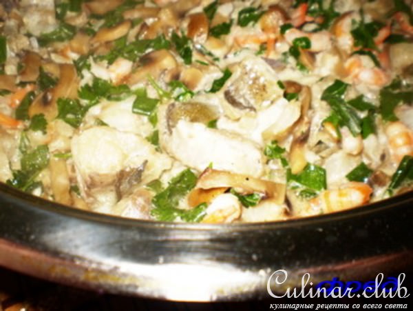 Морской окунь с грибами и креветками