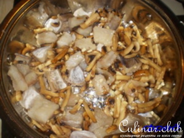 Морской окунь с грибами и креветками