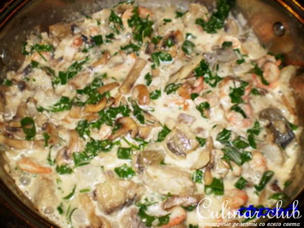 Морской окунь с грибами и креветками
