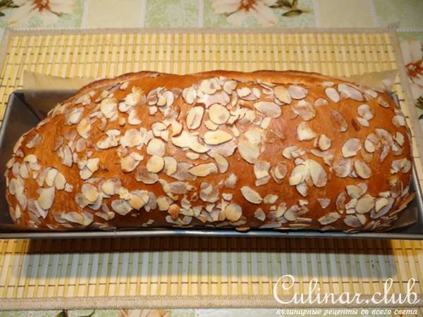 Сладкий хлеб со сливочной прослойкой и миндальными лепестками