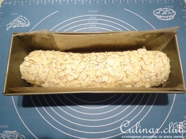 Сладкий хлеб со сливочной прослойкой и миндальными лепестками