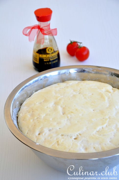 Постный хлеб с помидорами-черри, маслинами и розмарином