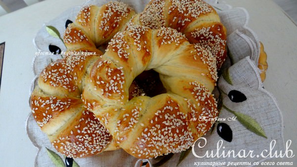 (Кулури - греческий кунжутный бублик)