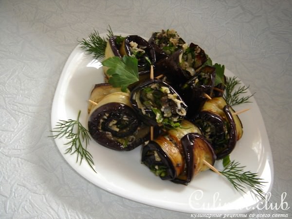 Рулетики из баклажанов c сыром и оливками