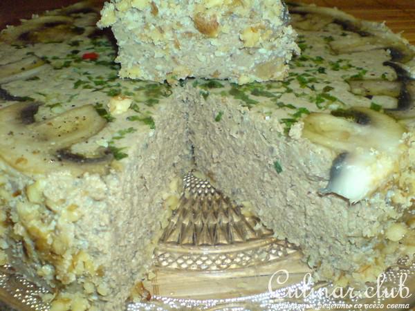 Торт-паштет из телячьей печени с шампиньонами и грецкими орехами.