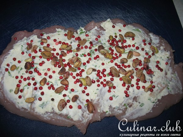 Рулет из куриной грудки с фисташками