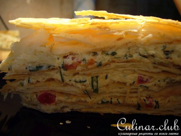 Закусочный пирог с творожным сыром, сметаной и зеленью.