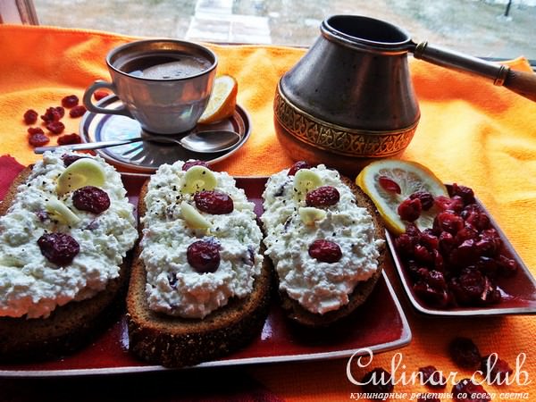 Пикантный творог с клюквой и чесноком