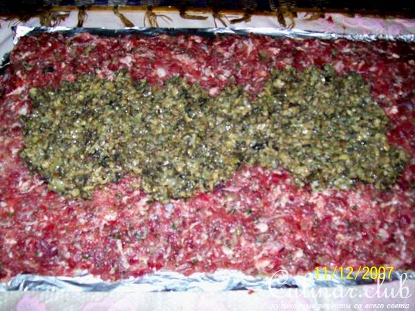 Мясной рулет с грибами
