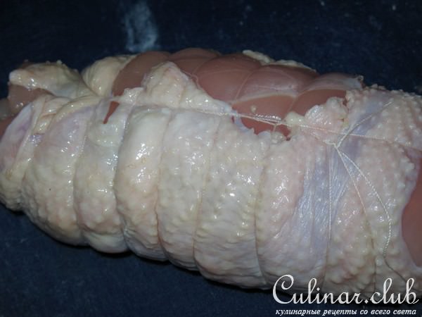 Рулет из куриной грудки с фисташками
