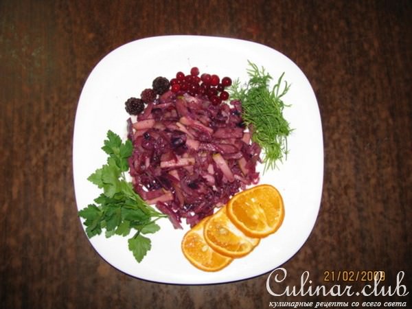 Капуста с беконом и яблоками