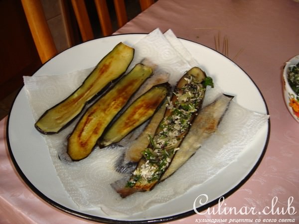Рулетики из баклажанов c сыром и оливками