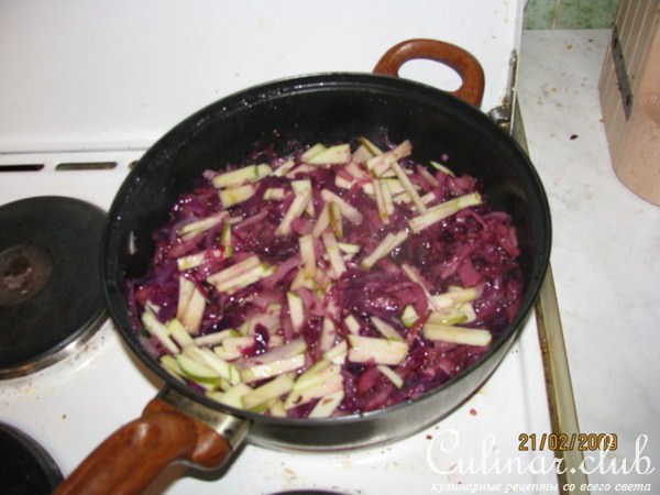 Капуста с беконом и яблоками
