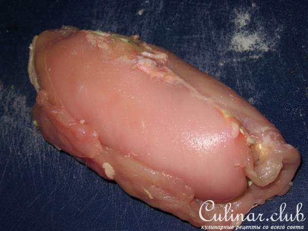 Рулет из куриной грудки с фисташками