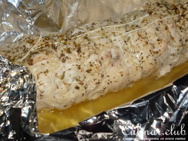 Куриный рулет с яблоками и сухофруктами