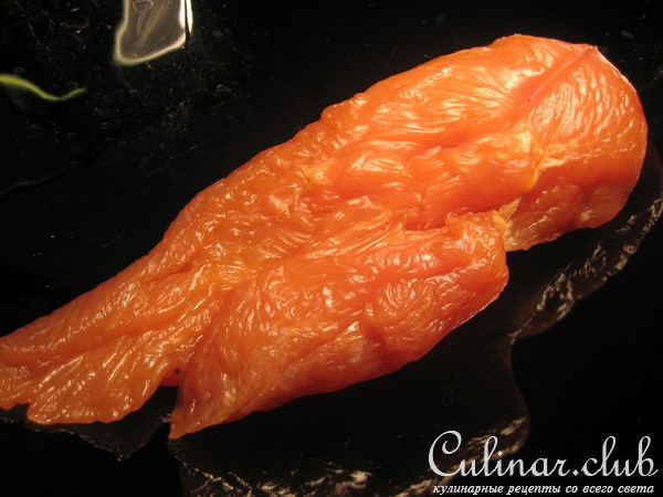 Карпаччо из курицы с яйцами и соусом из щавеля.