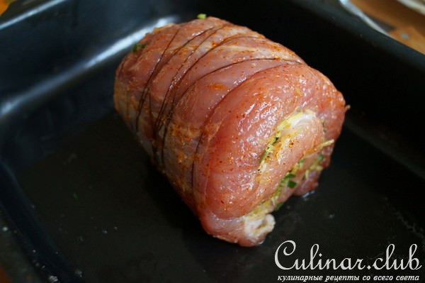 Рулет из свинины с сыром и фисташками
