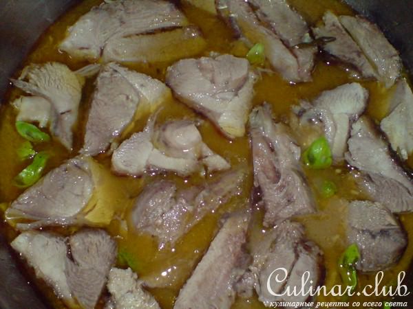 Голень индейки,тушенная в вине с розмарином