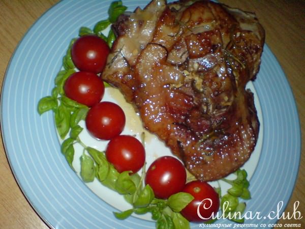 Голень индейки,тушенная в вине с розмарином