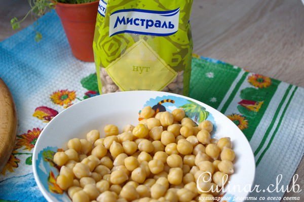 Салат с пастой и нутом