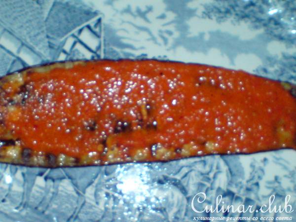 Рулетики из баклажанов с брынзой,кедровыми орешками и пастой из паприки