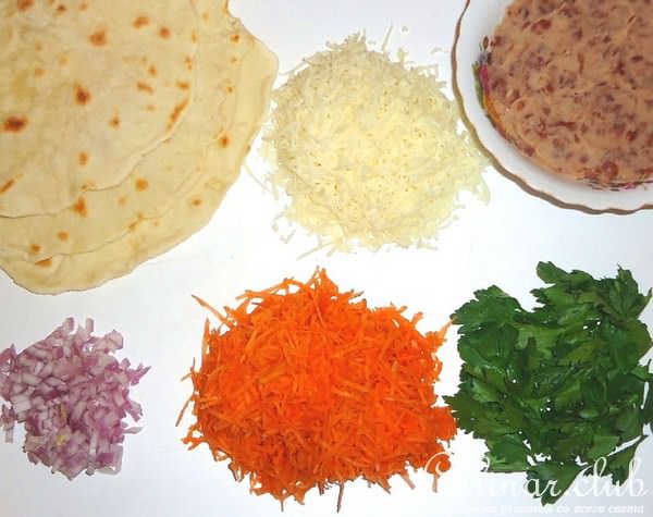 Роллы с фасолью,овощами,зеленью и сыром