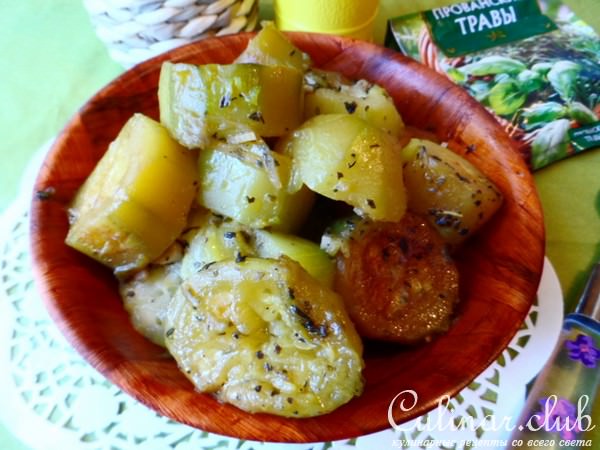Тушёные кабачки с прованскими травами и чесноком.