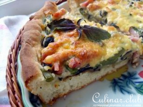 Ароматный пирог с баклажанами, зеленой фасолью и ветчиной.
