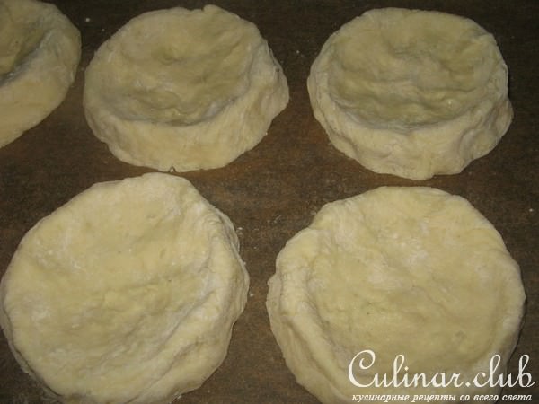 Ватрушки картофельные с капустой и яйцом.