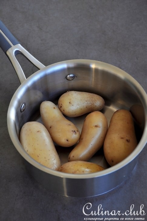 Салат из молодого картофеля с маслинами, каперсами и пармезаном