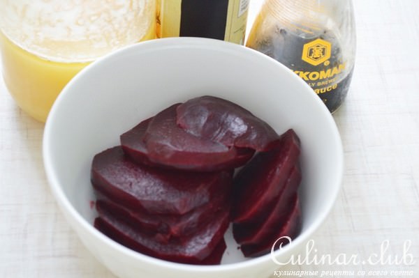 Маринованная свекла со сливочным сыром и кедровыми орешками.