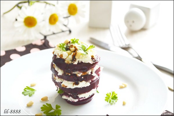 Маринованная свекла со сливочным сыром и кедровыми орешками.