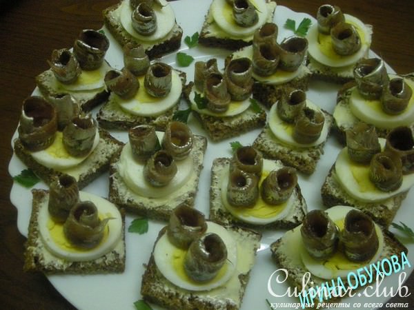 КАНАПЕ С КИЛЬКОЙ И ЯЙЦОМ