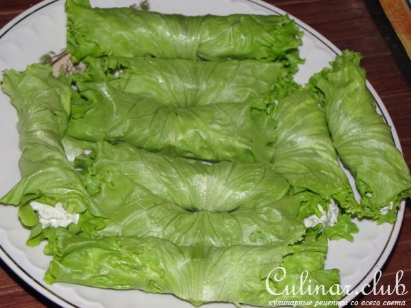 Рулетики из салата с сыром и орехами