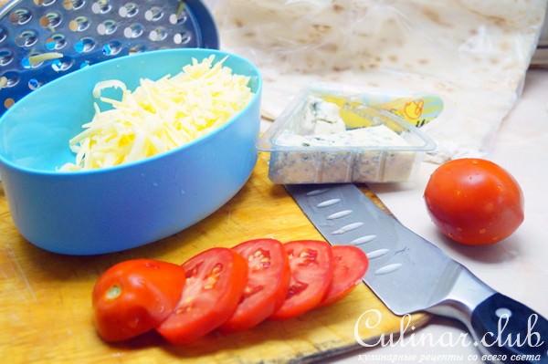 Чимичанга «4 сыра». Жареная лепёшка с сырной начинкой.