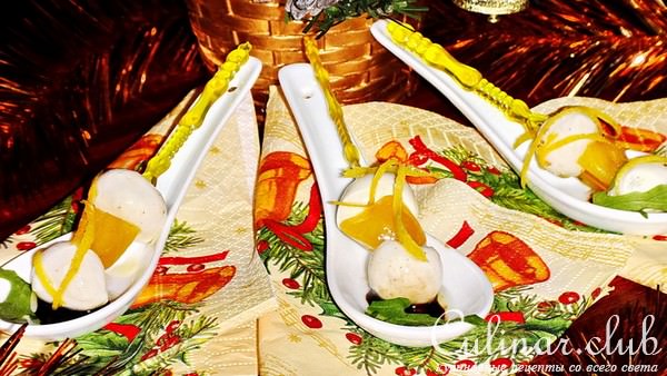 Комплимент из маринованной моцареллы с вялеными кумкватами