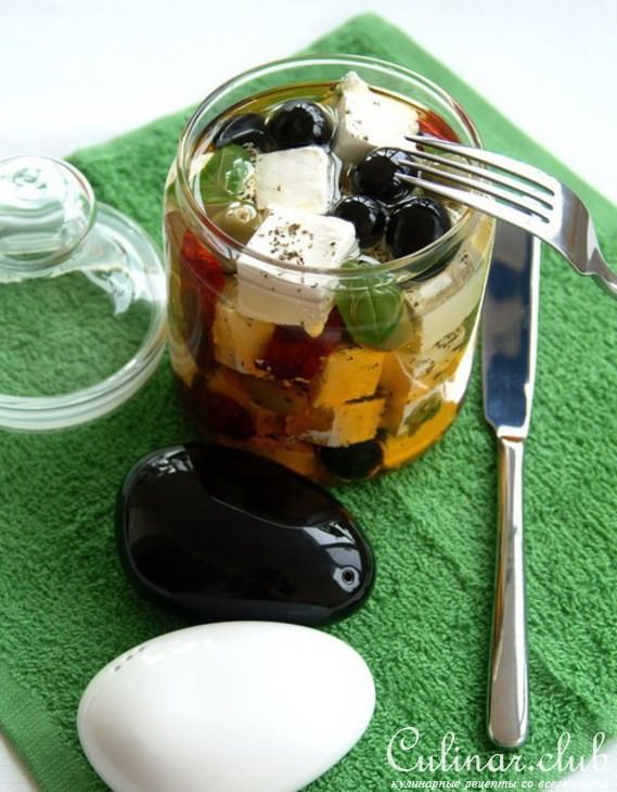 Antipasti - козий сыр маринованный с вялеными томатами, чесноком, оливками и ароматными травами