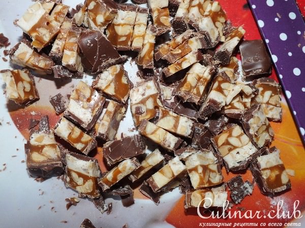 Кексы с конфетами сникерс